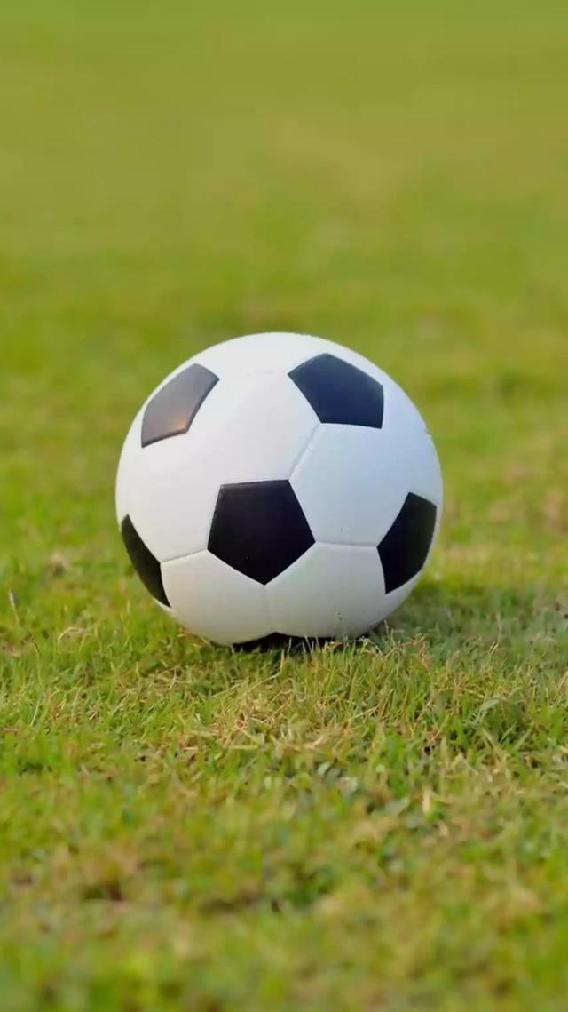 家庭聚会共同观看足球比赛场景