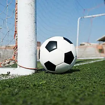 移动办公人士使用手机观看直播场景